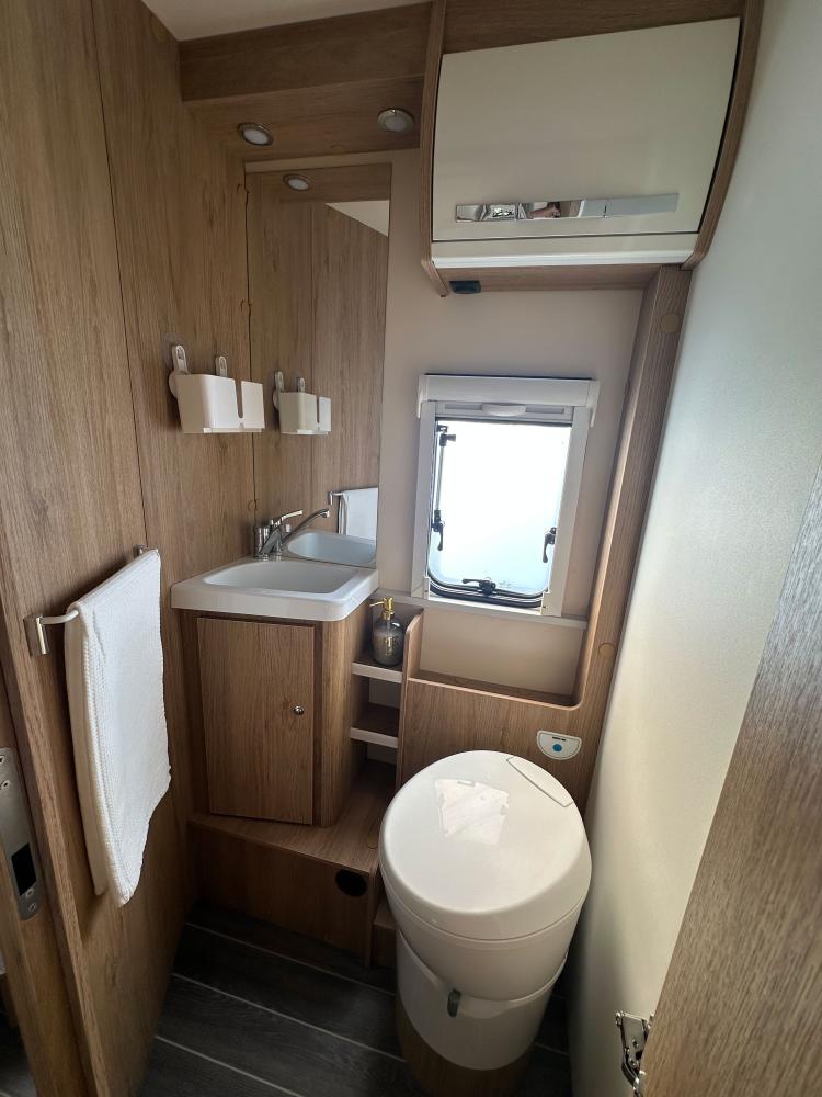 1054big_ci-horon-4-berth-camper-rental-sicily-16.jpg